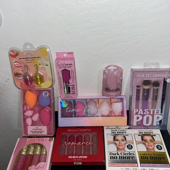 Assorted Makeup Set with Lipsticks and Brushes - Picture 1 of 2